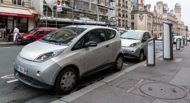 Borne de recharge pour voiture électrique dans une rue de Paris