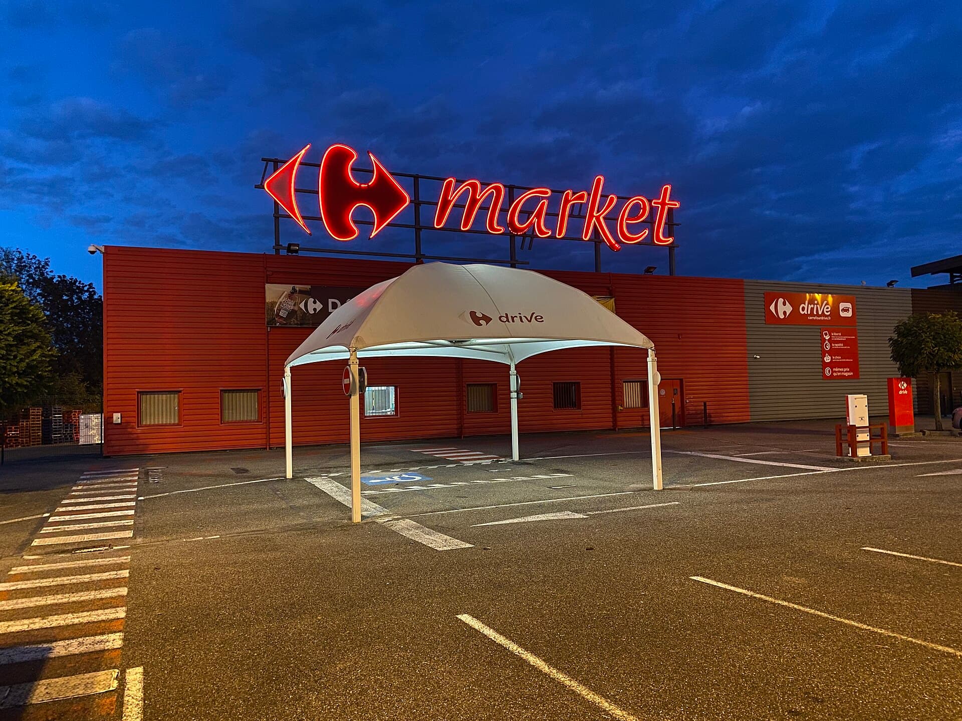 Façade d'un magasin Carrefour en France