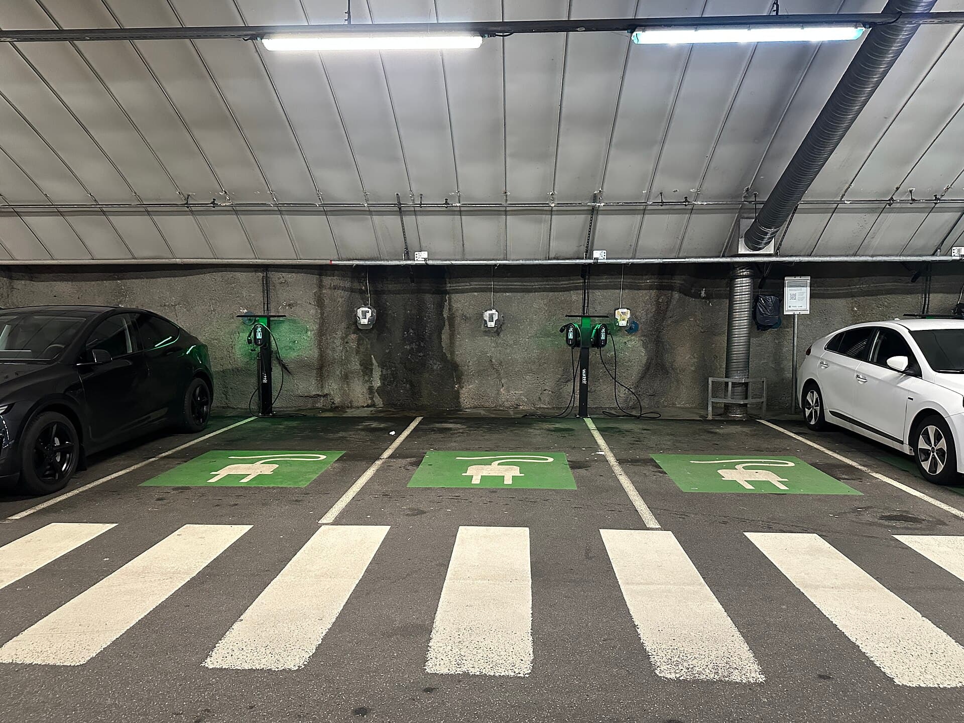Parking souterrain équipé de plusieurs bornes de recharge pour voitures électriques