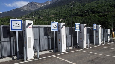 Quatre bornes de recharge rapide Ionity face aux montagnes à l'autoport du Fréjus, en Savoie