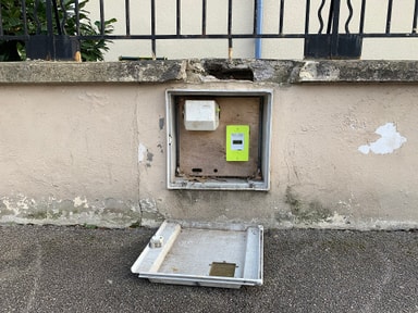 Compteur électrique Linky installé sur une façade