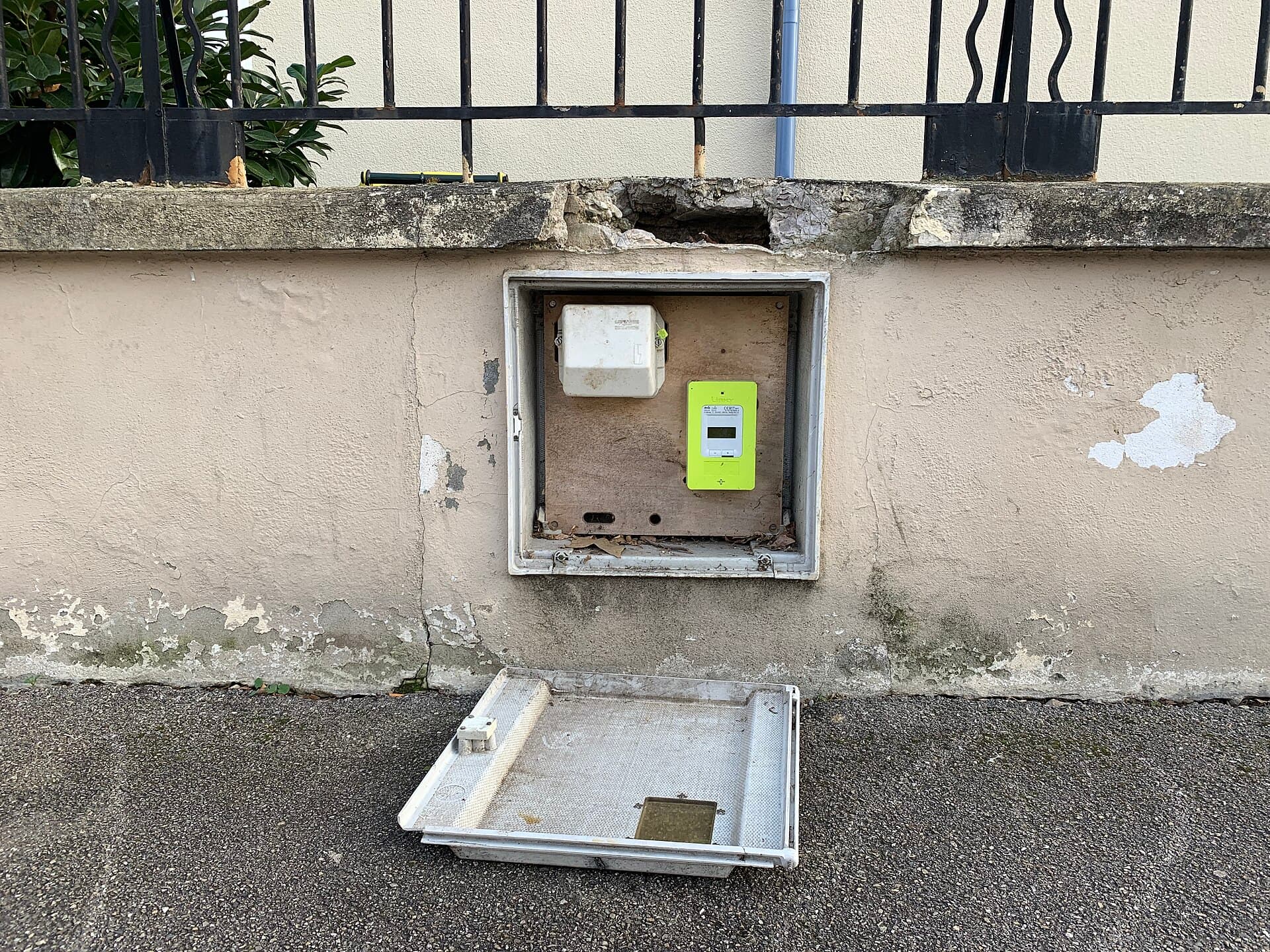 Compteur électrique Linky installé sur une façade
