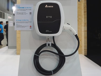 Borne de recharge pour véhicule électrique équipée de plusieurs câbles
