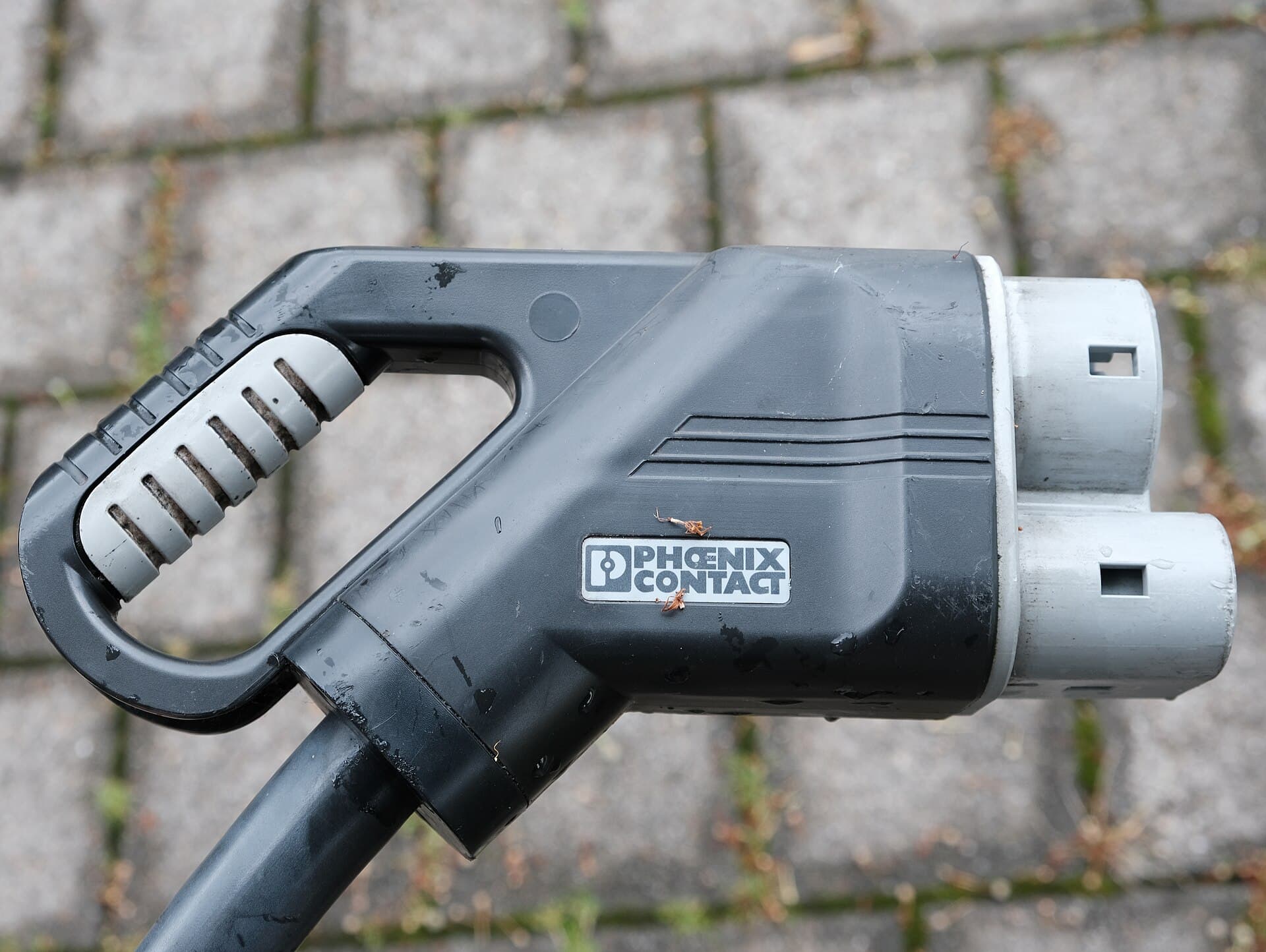 Gros plan sur un connecteur de recharge Combo CCS